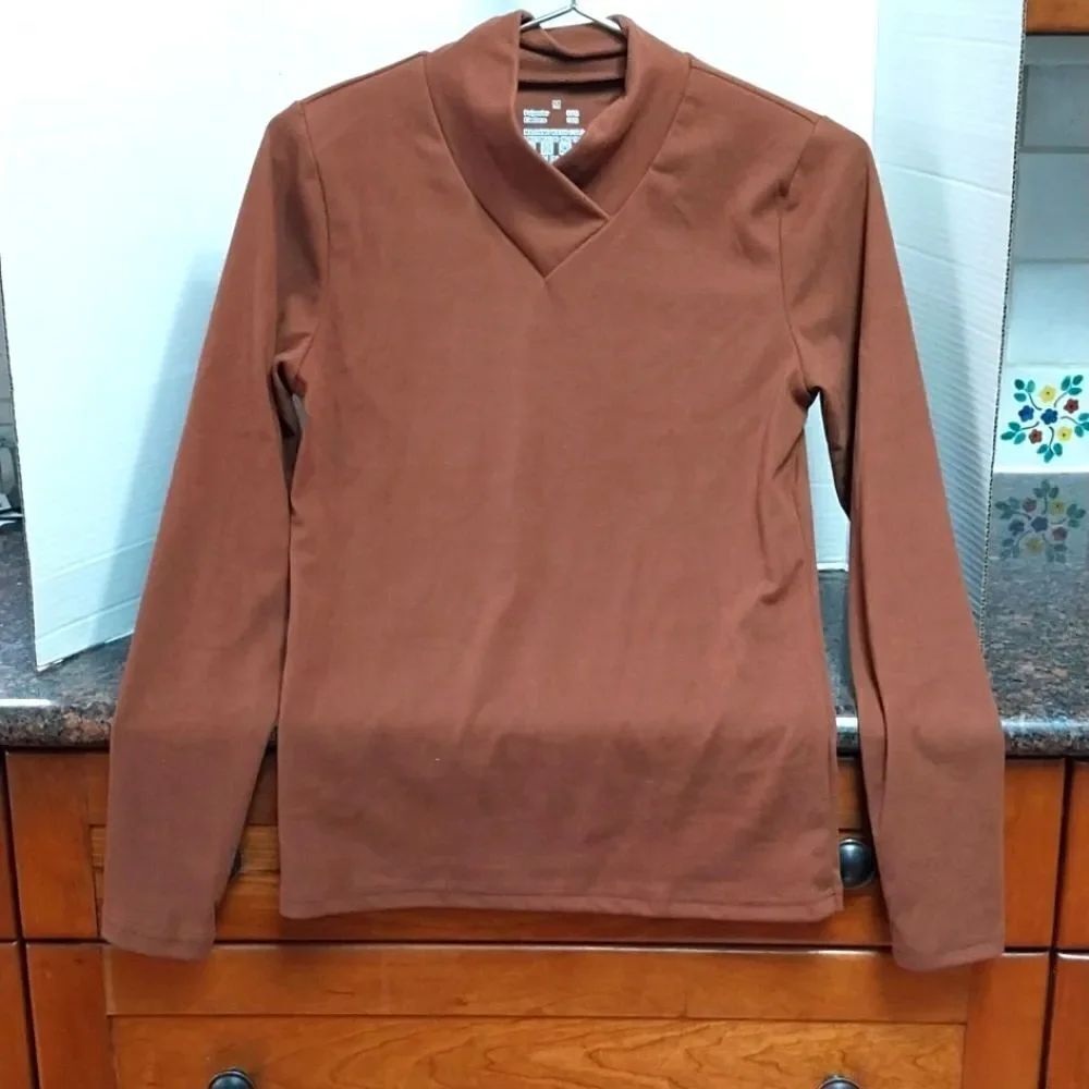 High NECK LONG Sleeve Shirt...SIZE M....NEW.